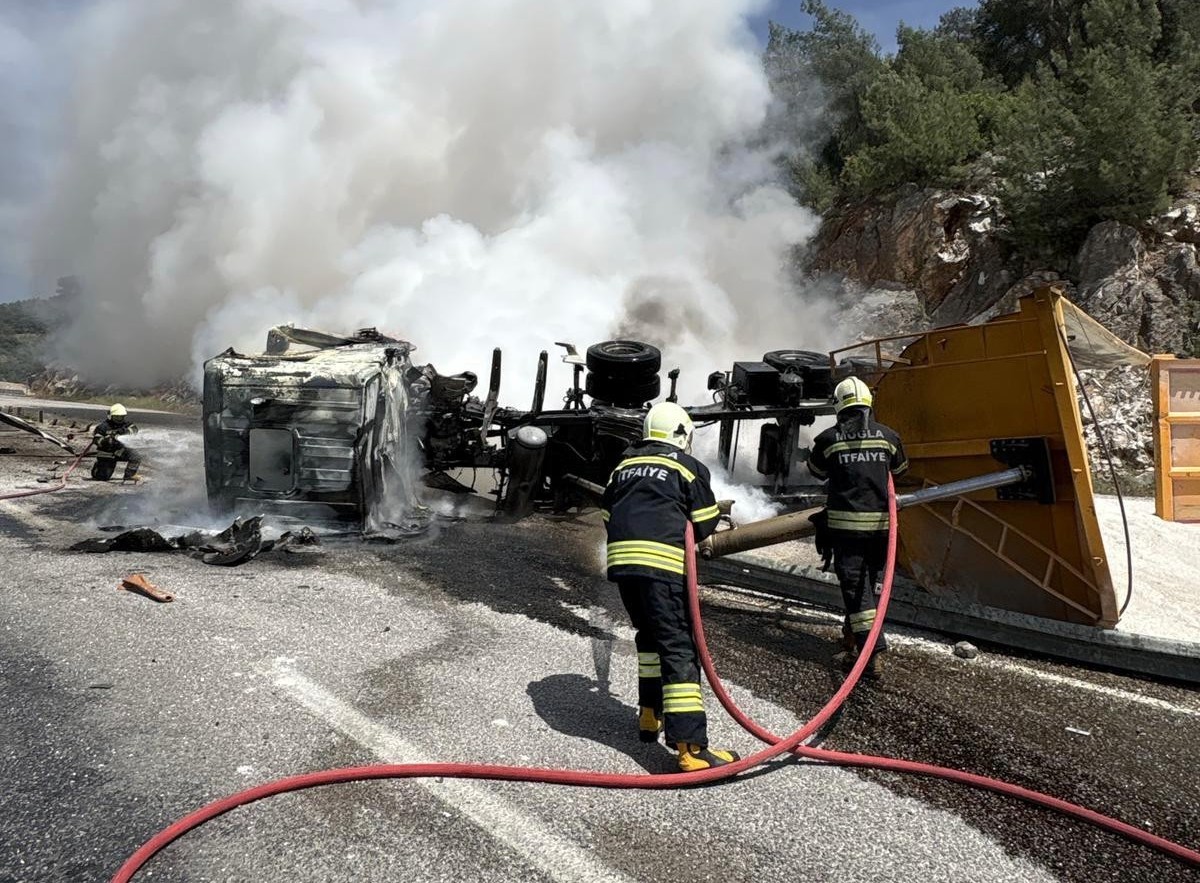 Muğla’da kaza yapan tır alev alev yandı